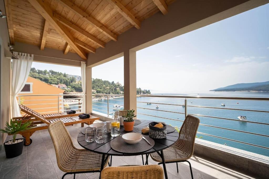 Seafront 2-Bedroom Apartment Nika - Rabac Dış mekan fotoğraf