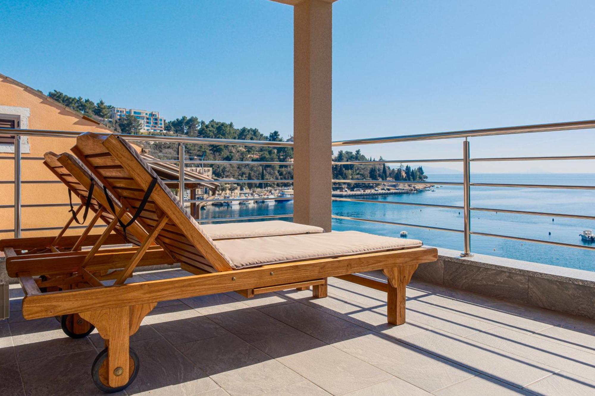 Seafront 2-Bedroom Apartment Nika - Rabac Dış mekan fotoğraf